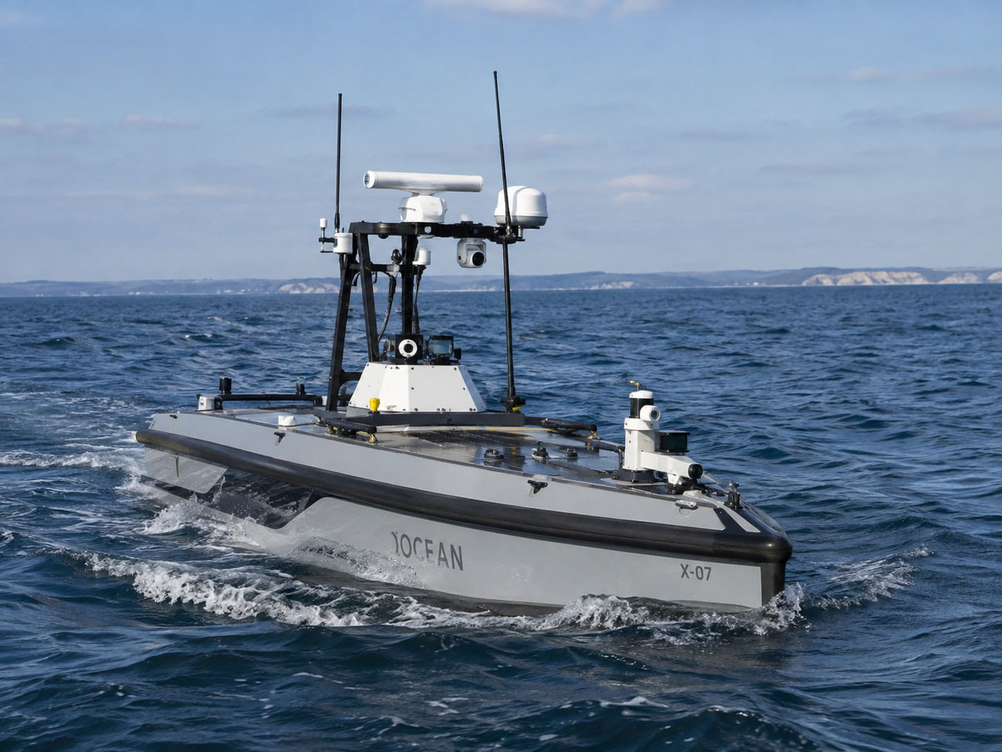 drone de surface (USV) naviguant en mer, plateforme sans pilote pour missions maritimes